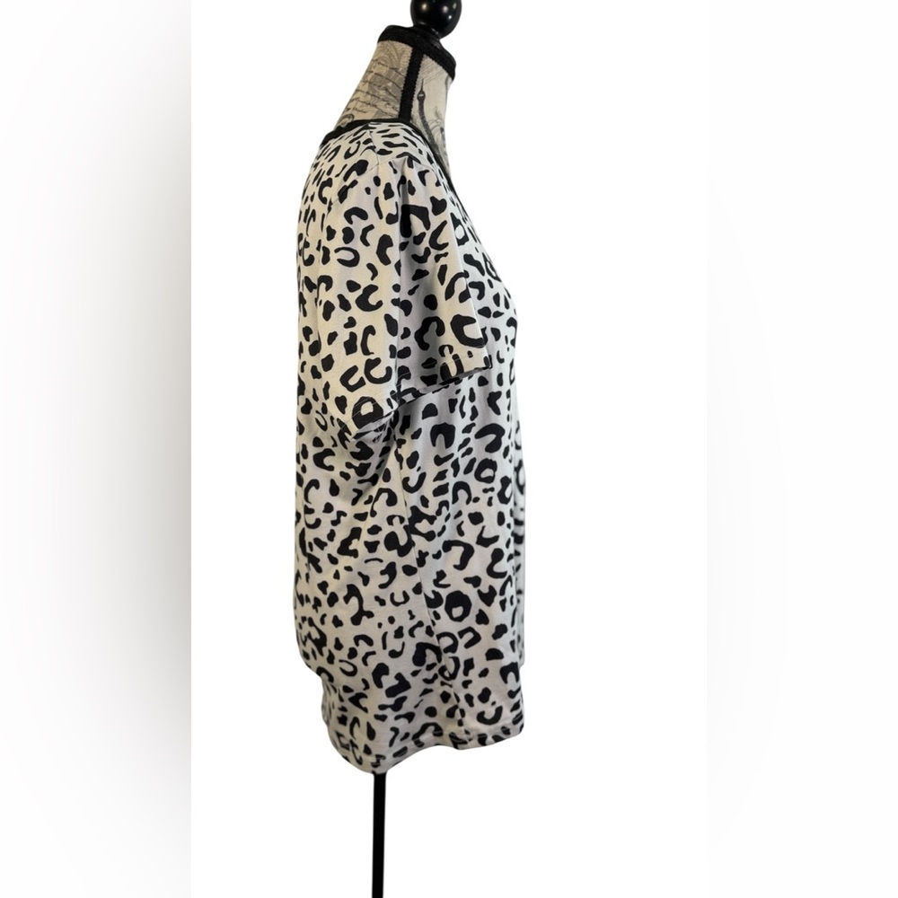 Shirley & Stone Leopard Print V-Neck Henley Top Black White Size M - Picture 4 of 11